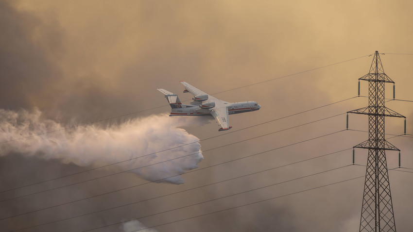 Pesawat amfibi Be-200 Rusia memadamkan kebakaran hutan di Turki.