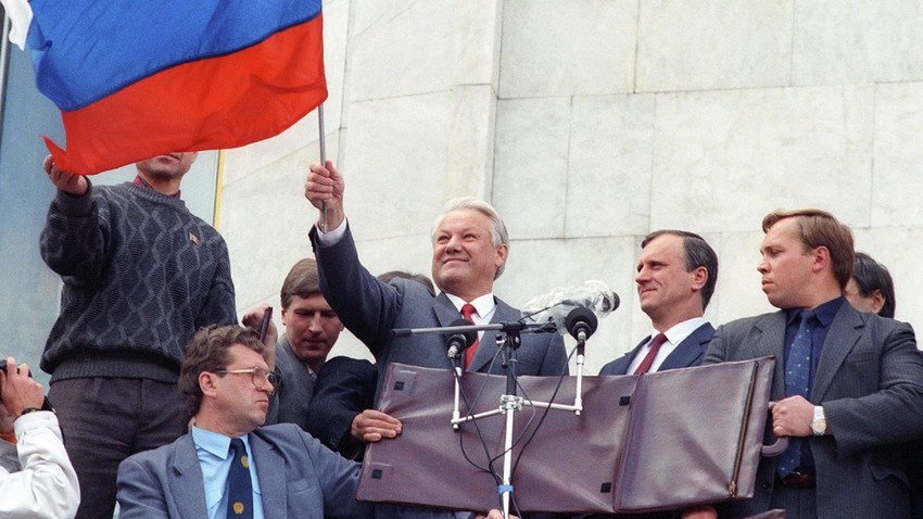  Iéltsin (centro) celebra fracasso do golpe, em Moscou