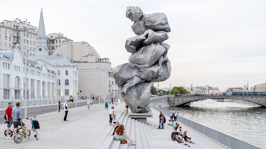 La scultura "Grande Argilla numero 4" di Urs Fischer a Mosca