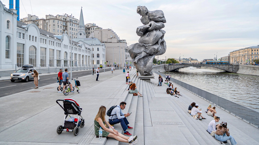 Patung 'Big Clay No.4' karya Urs Fischer di tanggul Bolotnaya, Moskow.