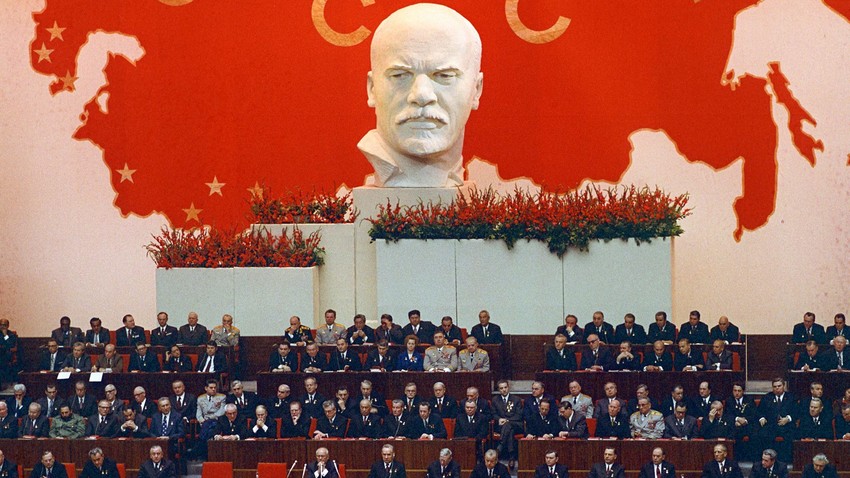 Pertemuan Komite Sentral Partai Komunis Uni Soviet (CPSU), Soviet Tertinggi Republik Sosialis Federasi Soviet Rusia (RSFSR), dan Soviet Tertinggi Uni Soviet, dalam rangka memperingati 50 tahun pembentukan Uni Soviet di Istana Kongres Kremlin, 21 Desember 1972. 