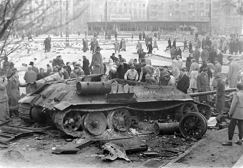 Un tanque T-34-85 destruido en la plaza Móricz Zsigmond (Budapest) durante el levantamiento húngaro.