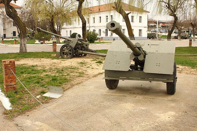 Cañón antitanque de fabricación española Placencia 60/50, diseñado como sustituto de los cañones de 37 mm de procedencia alemana y los cañones de 45 mm de procedencia soviética y española (de la propia fábrica) que habían participado en la Guerra Civil.