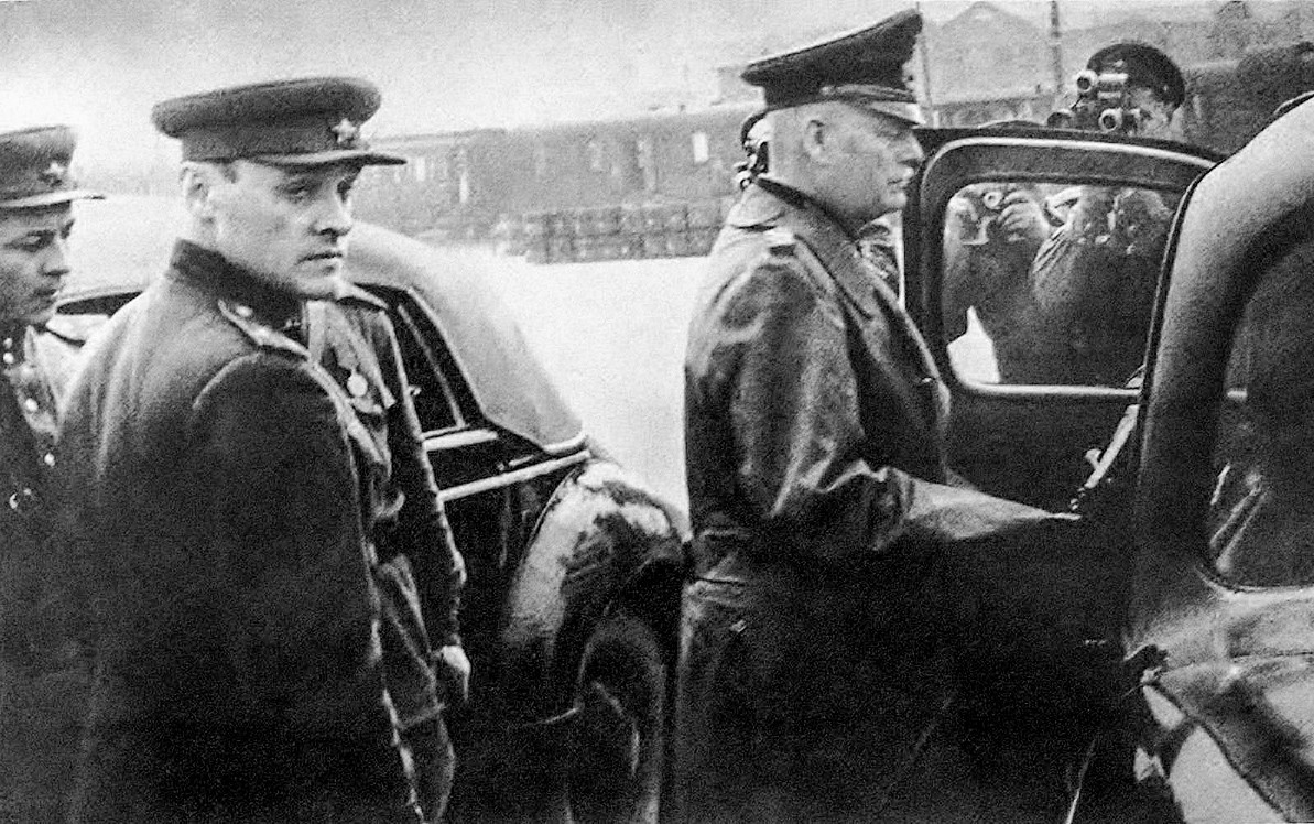 El coronel soviético, Alexánder Korotkov y el mariscal de campo alemán, Wilhelm Keitel.
