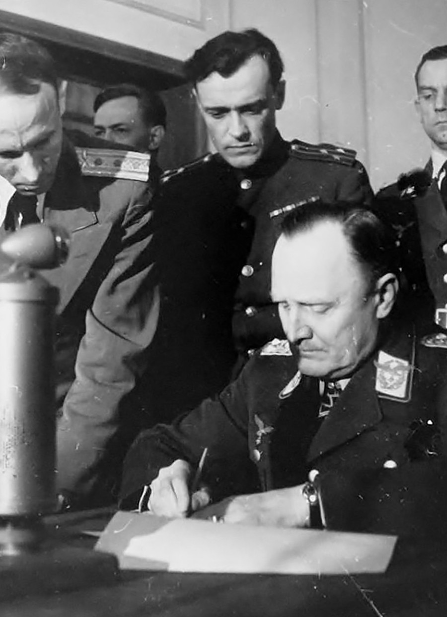 El coronel soviético, Alexánder Korotkov y el general, Hans-Jürgen Stumpff, que fue uno de los firmantes de la rendición incondicional de Alemania al final de la guerra.

