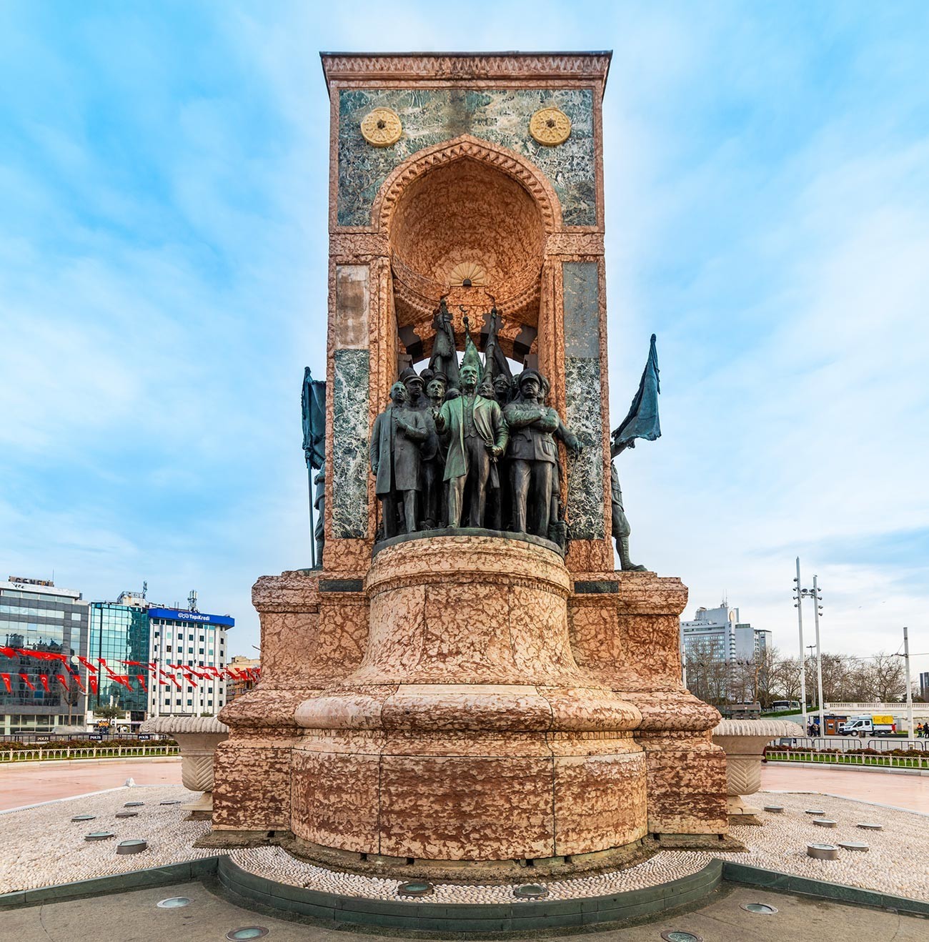 Споменик на Ататурк со Климент Ворошилов и Семјон Аралов