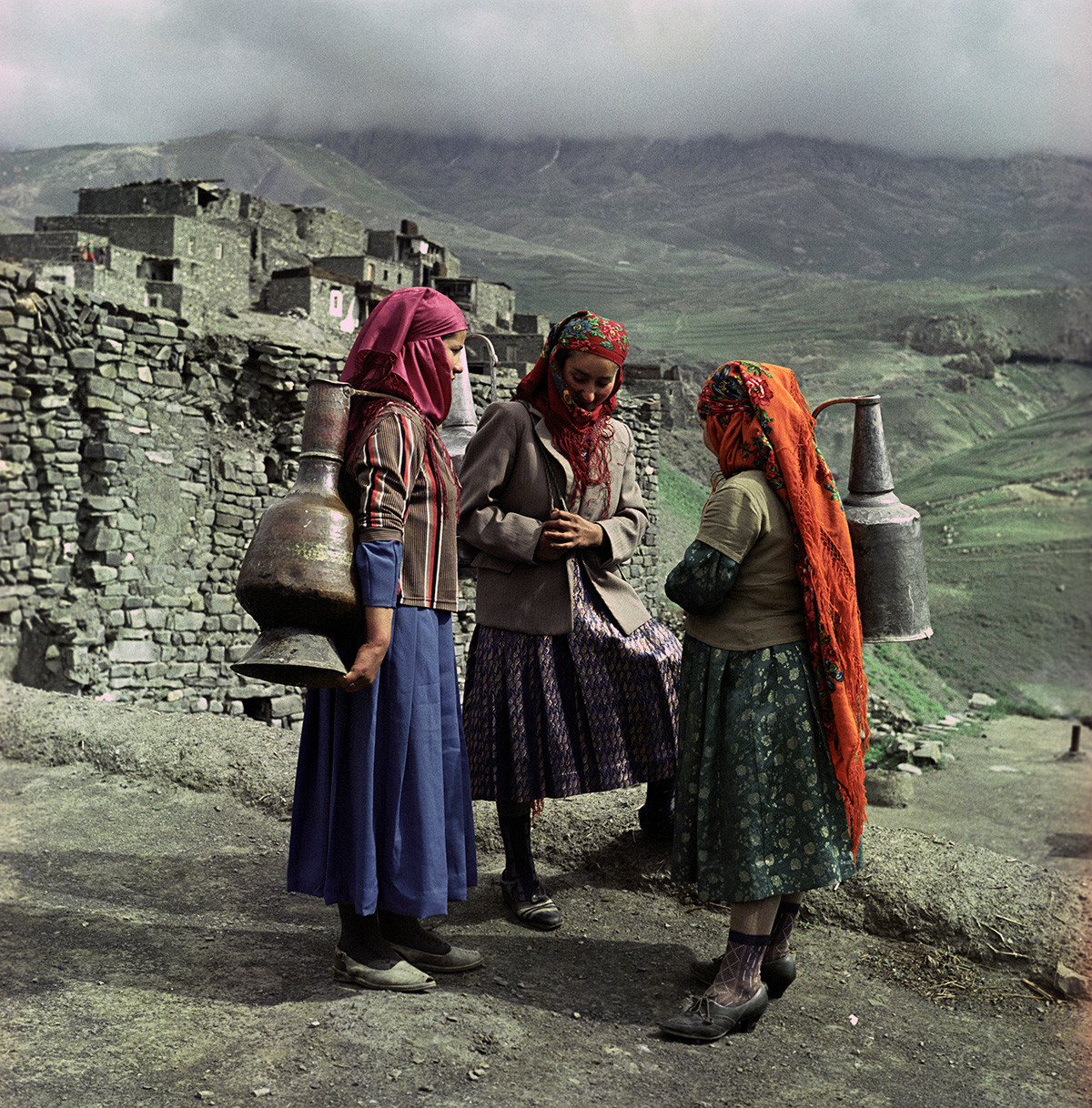 Mulheres azeris em uma vila na montanha
