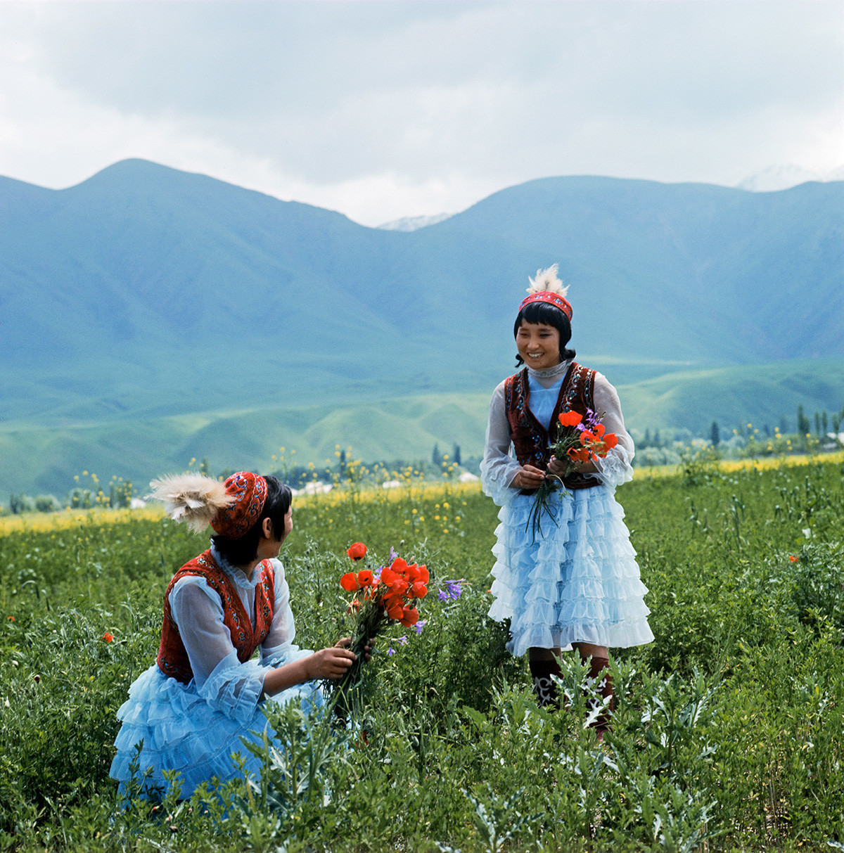 Jovens quirguizes em vestidos tradicionais

