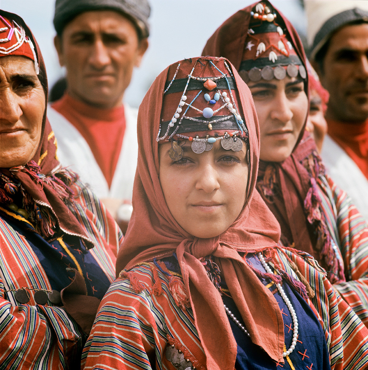 Armenische SSR. Frauen in armenischer Nationaltracht beim Erntedankfest.