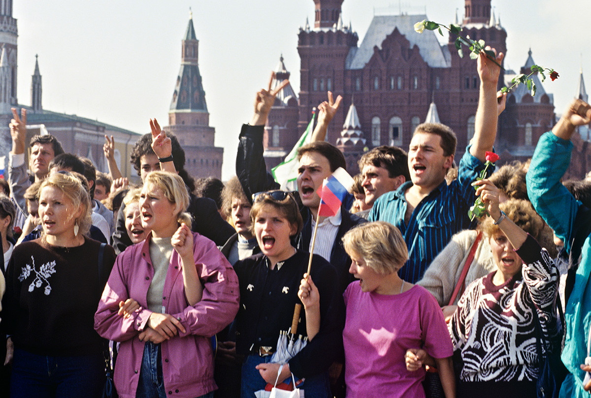 Московјани на Црвениот плоштад на 22 август 1991.


