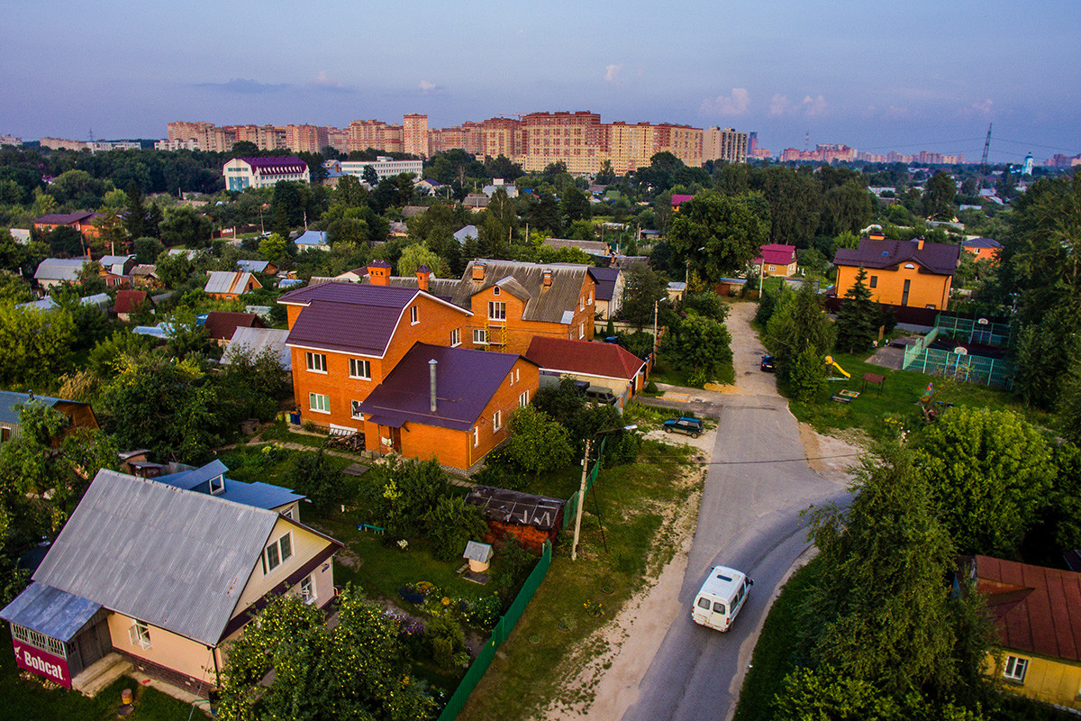 Bangunan apartemen dan petak taman di kota Shchelkovo, Moskovskaya Oblast.
