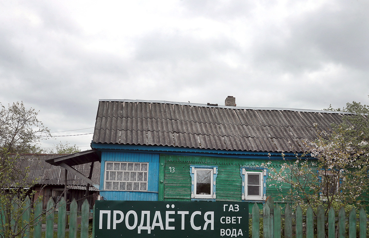 Rumah pribadi dengan papan tanda dijual di salah satu desa di Tulskaya Oblast.