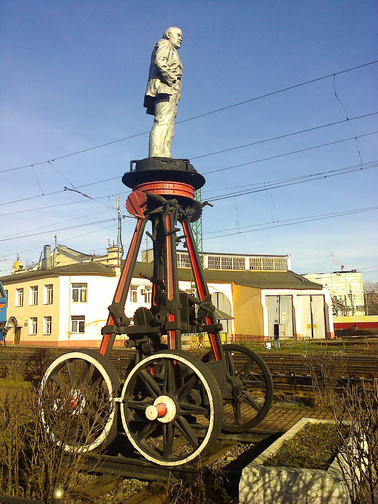 Lenin-Denkmal neben dem Depot der Oktobereisenbahn.
