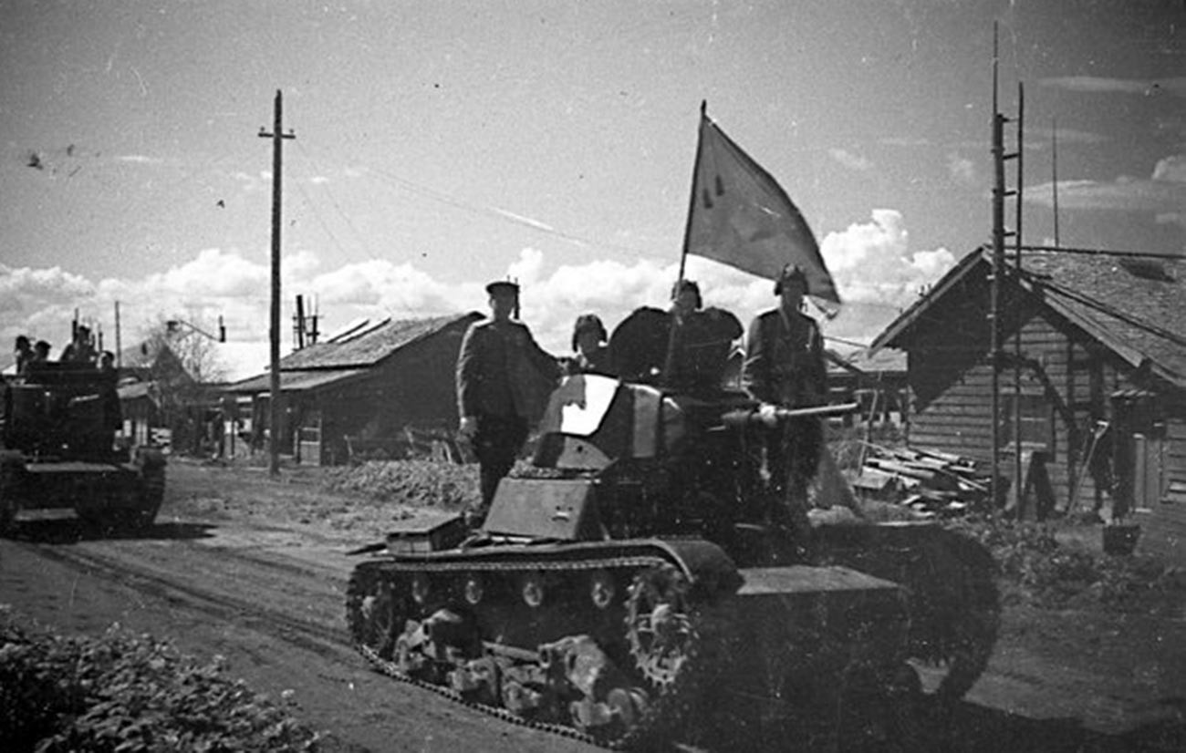 Колона тенкова Т-26 улази у насеље на Јужном Сахалину. Август 1945.