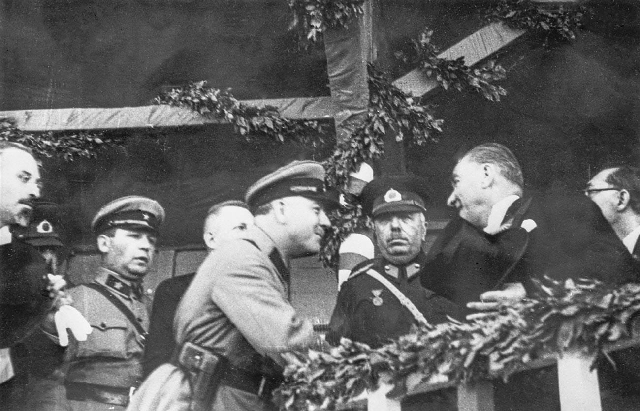 Kliment Voroshilov y Kemal Ataturk en 1933.
