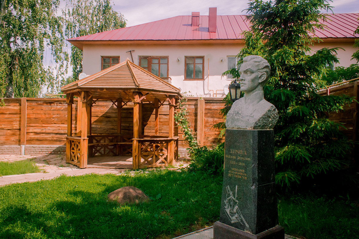 Sebuah monumen untuk mengenang Nadezhda Durova di tanah miliknya di Yelabuga, Tatatstan, tempat dia menghabiskan tahun-tahun terakhir hidupnya