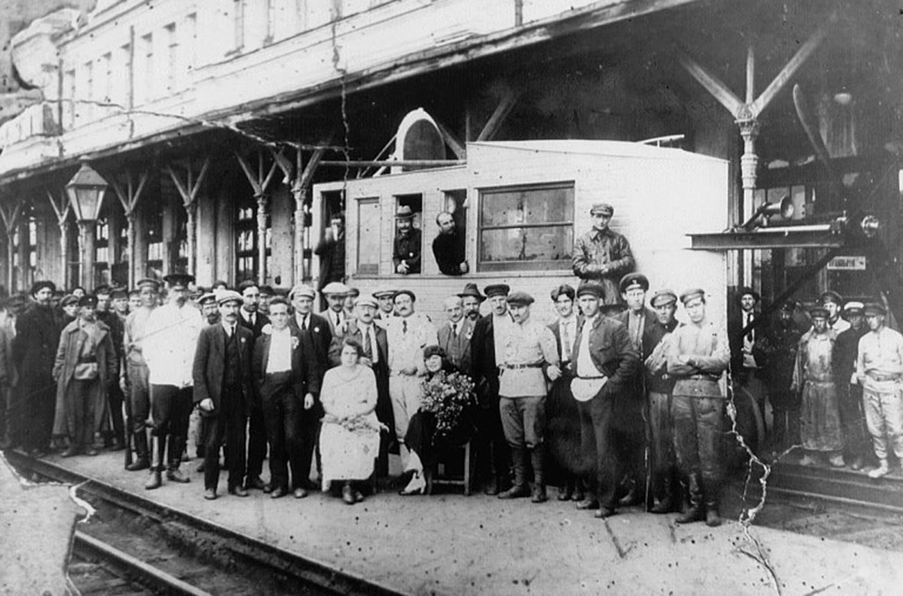Skupina delegatov Kominterne in njihovih spremljevalcev na aerovagonu na peronu železniške postaje v mestu Tula.
