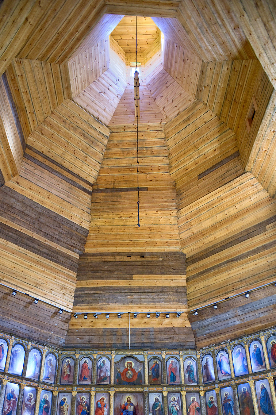 Église du prophète Élie. Intérieur, iconostase et clocher. Rondins de bois originaux (les plus sombres) insérés dans le processus de restauration