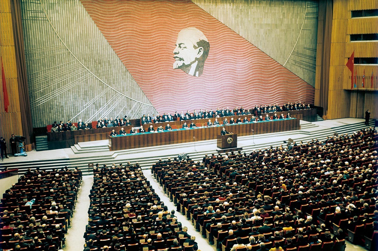 21. decembra, 1972. Sestanek Centralnega komiteja KPSZ, Vrhovneha sovjeta RSFSR in Vrhovnega sovjeta ZSSR, posvečen 50. obletnici ustanovitve ZSSR v Kremlju