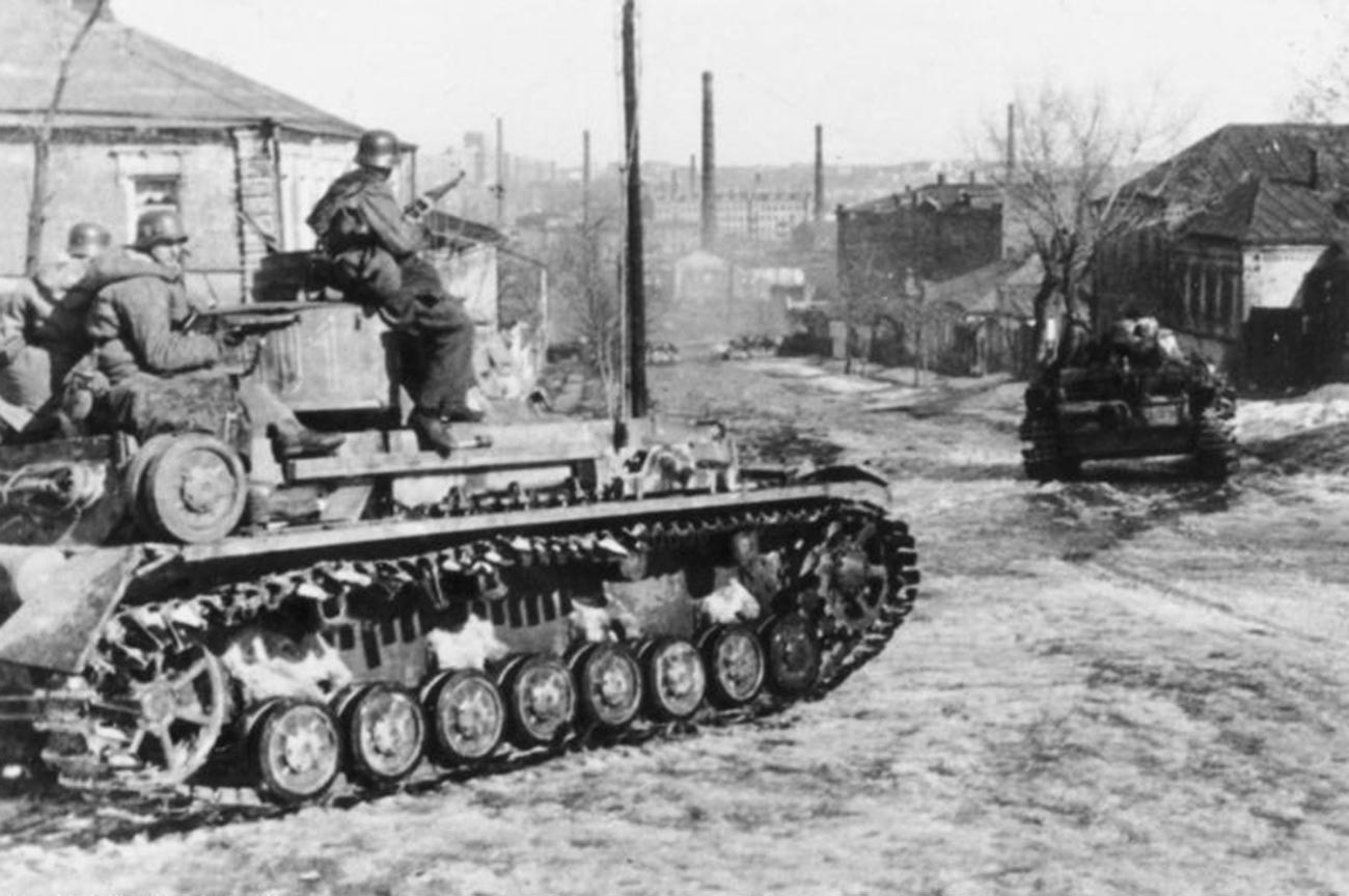 Tropas alemanas recapturando Járkov.
