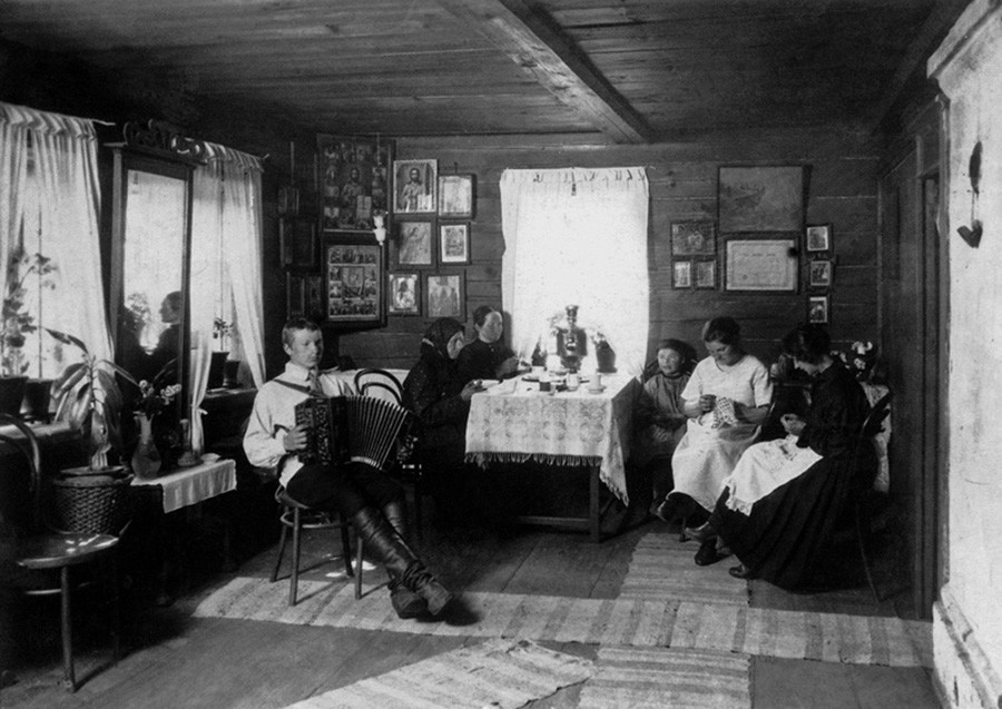 Di dalam rumah izba Rusia, 1925.