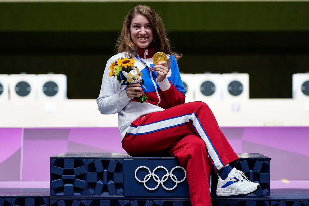 Medalhista de ouro Vitalina Batsarashkina, do Comitê Olímpico Russo (ROC), celebrando após vitória na competição de pistola de ar 25 metros no Campo de Tiro de Asaka, nos Jogos Olímpicos de Tóquio, em 30 de julho de 2021