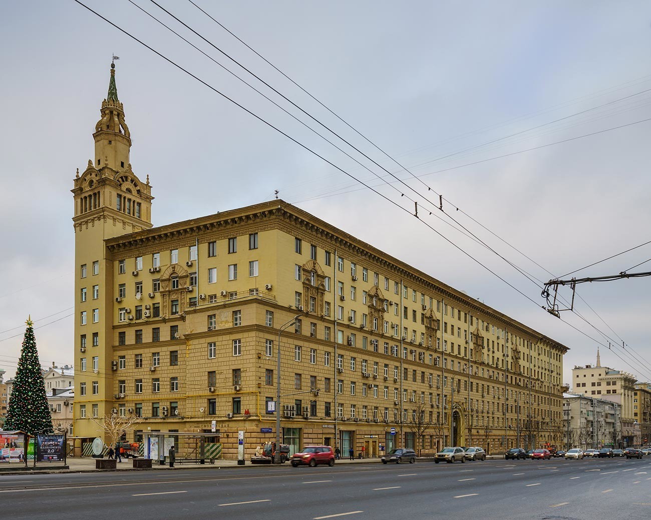 Il palazzo con la torretta in piazza Smolenskaja