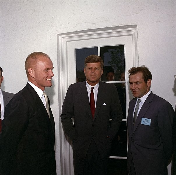 El presidente John F. Kennedy en un encuentro con el cosmonauta ruso Mayor Ghermán S. Titov (derecha) y al astronauta estadounidense Coronel John H. Glenn, Jr. (izquierda). Ala Oeste de la  Casa Blanca, Washington, D.C.3 de mayo de 1962.