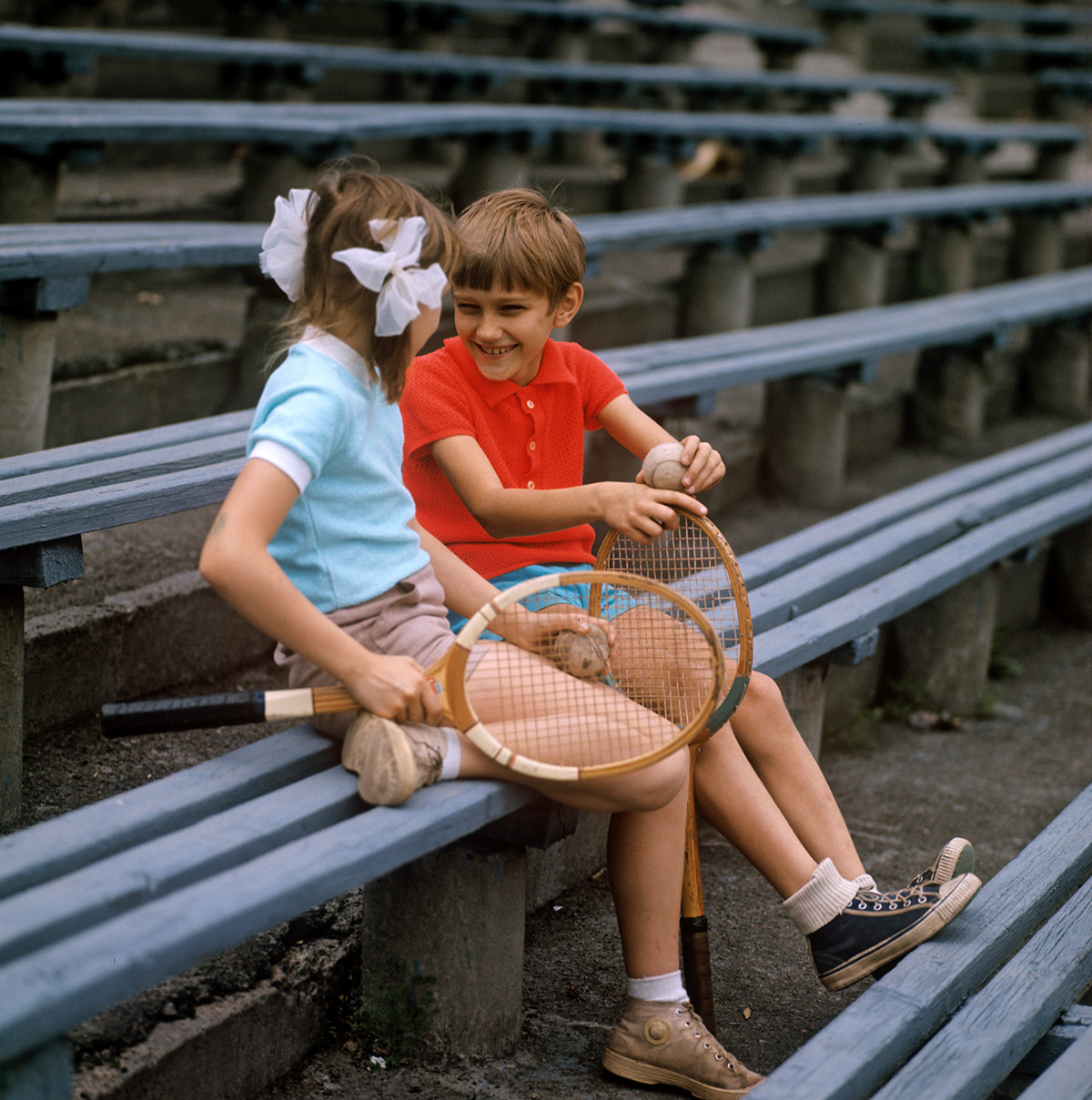 Dua siswa sekolah tenis anak-anak di Istana Olahraga Lokomotiv di Ukraina Soviet.