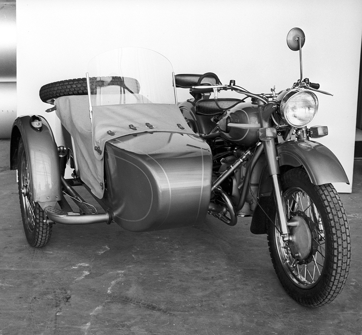 Sepeda motor 'Ural-3 M66', yang diproduksi oleh pabrik sepeda motor Irbit.