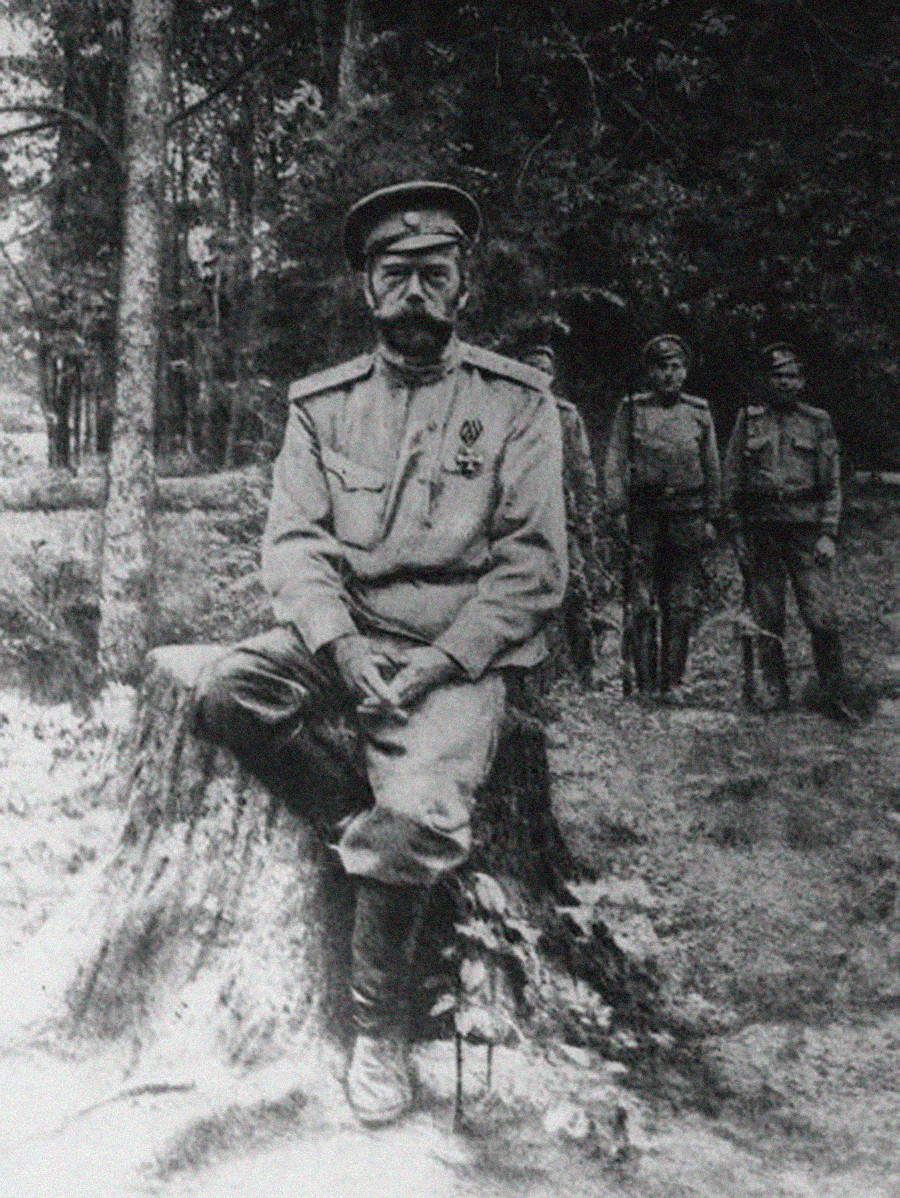 Kaisar Nikolai II mengenakan gimnastyorka.