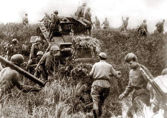 La infantería soviética cruzando la frontera con Manchuria el 9 de agosto de 1945.