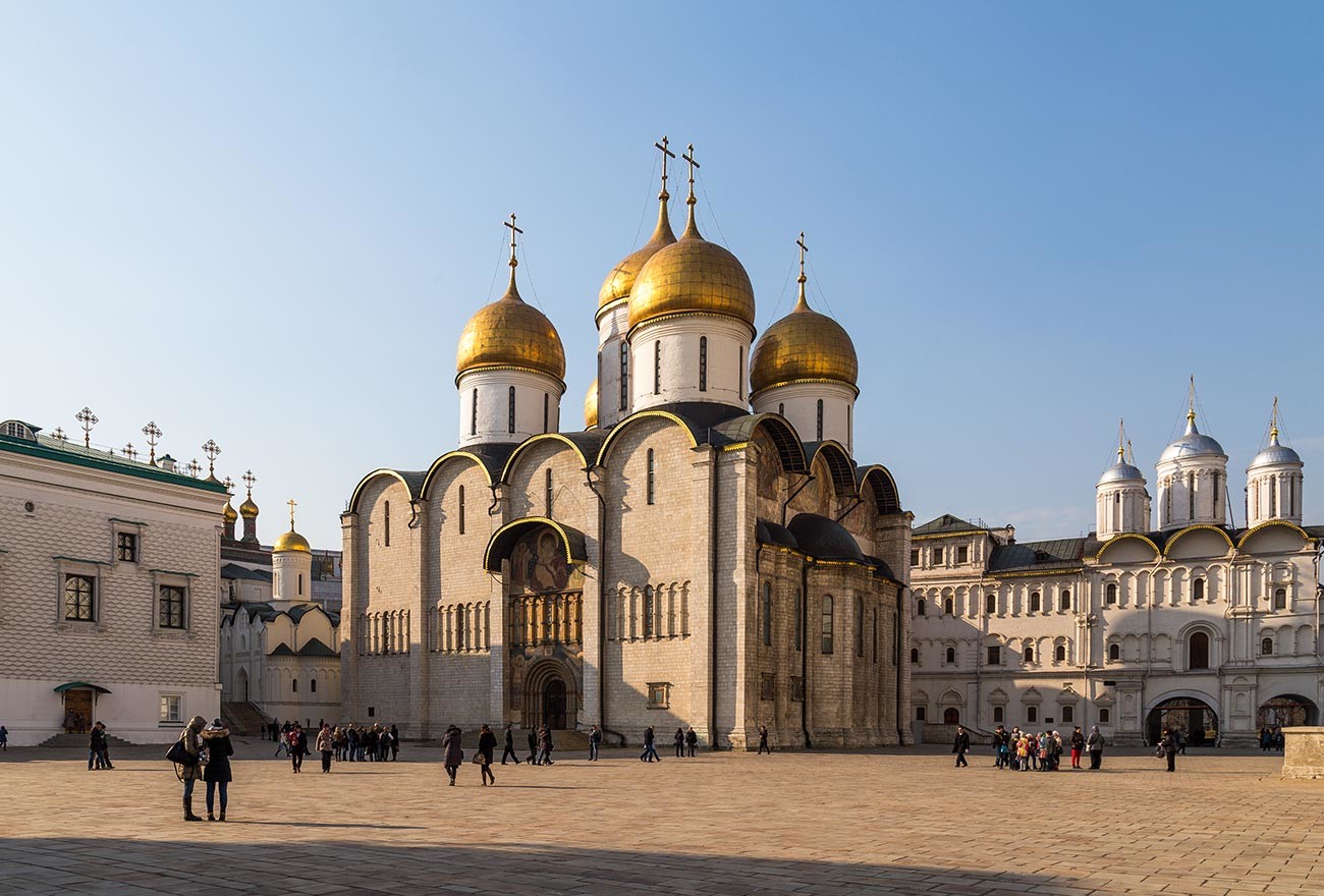 Katedral Uspensky di Kremlin Moskow dibangun oleh Aristoteles Fioravanti atas perintah Ivan III.