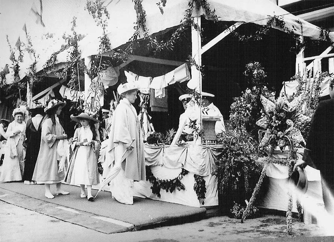 Empress Alexandra Feodorovna with her daughters at a charity fair