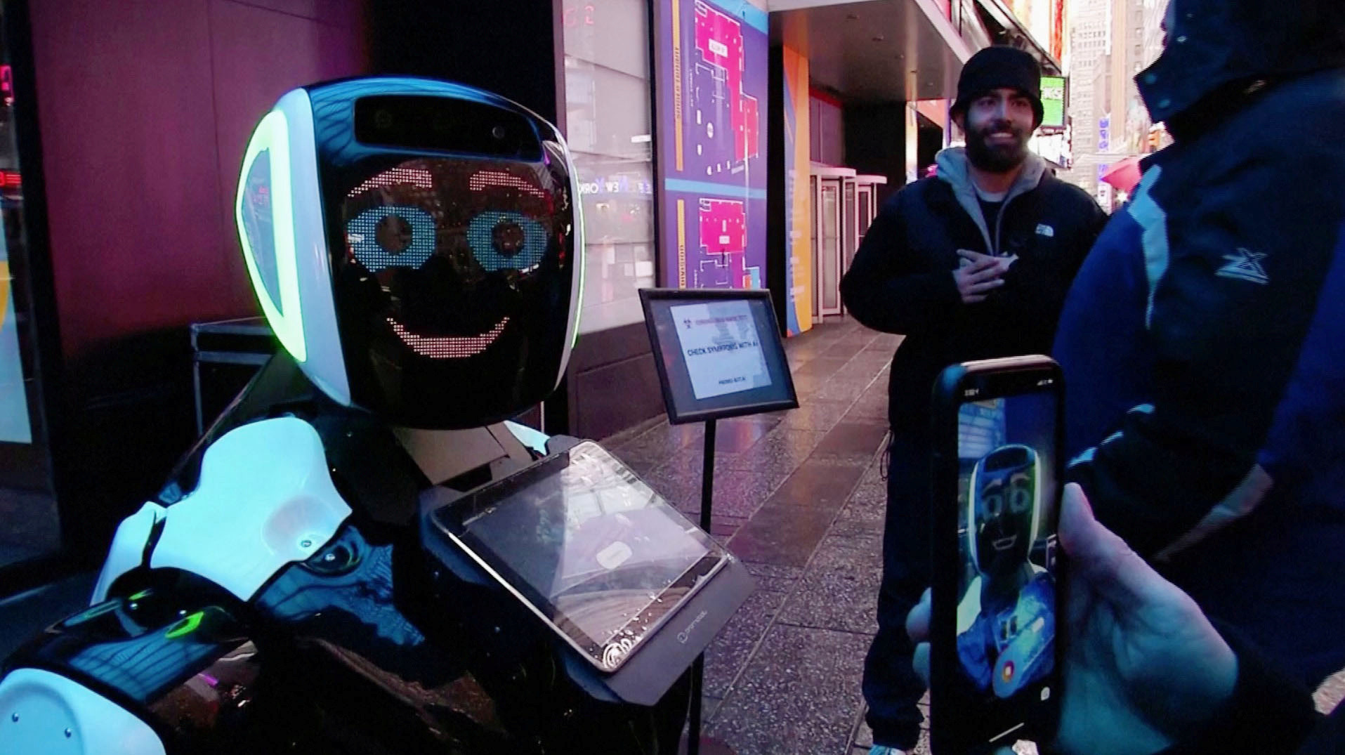 Los transeúntes en Times Square se comunican con el robot Promobot, que informa al público sobre los síntomas del coronavirus y previene su propagación, Nueva York.