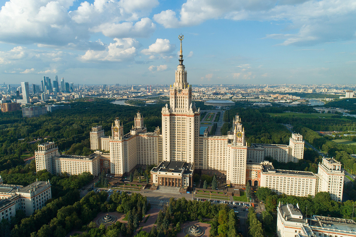スターリン様式のモスクワ大学の本館