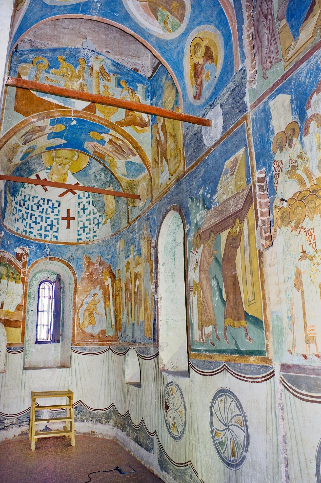 Katedrala rojstva Device Marije. Južna apsida s freskami sv. Nikolaja. 1. junij 2014
