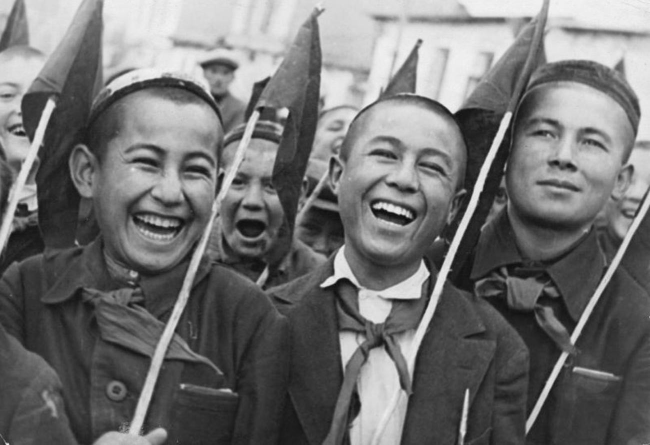 Pioneros, RSS de Uzbekistán; década de 1930.