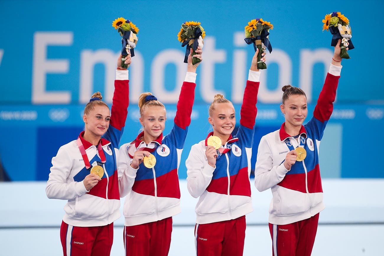 La squadra russa delle ginnaste, in posa sul podio, composta da Vladislava Urazova, Viktorija Listunova, Angelina Melnikova e Liliia Akhaimova 