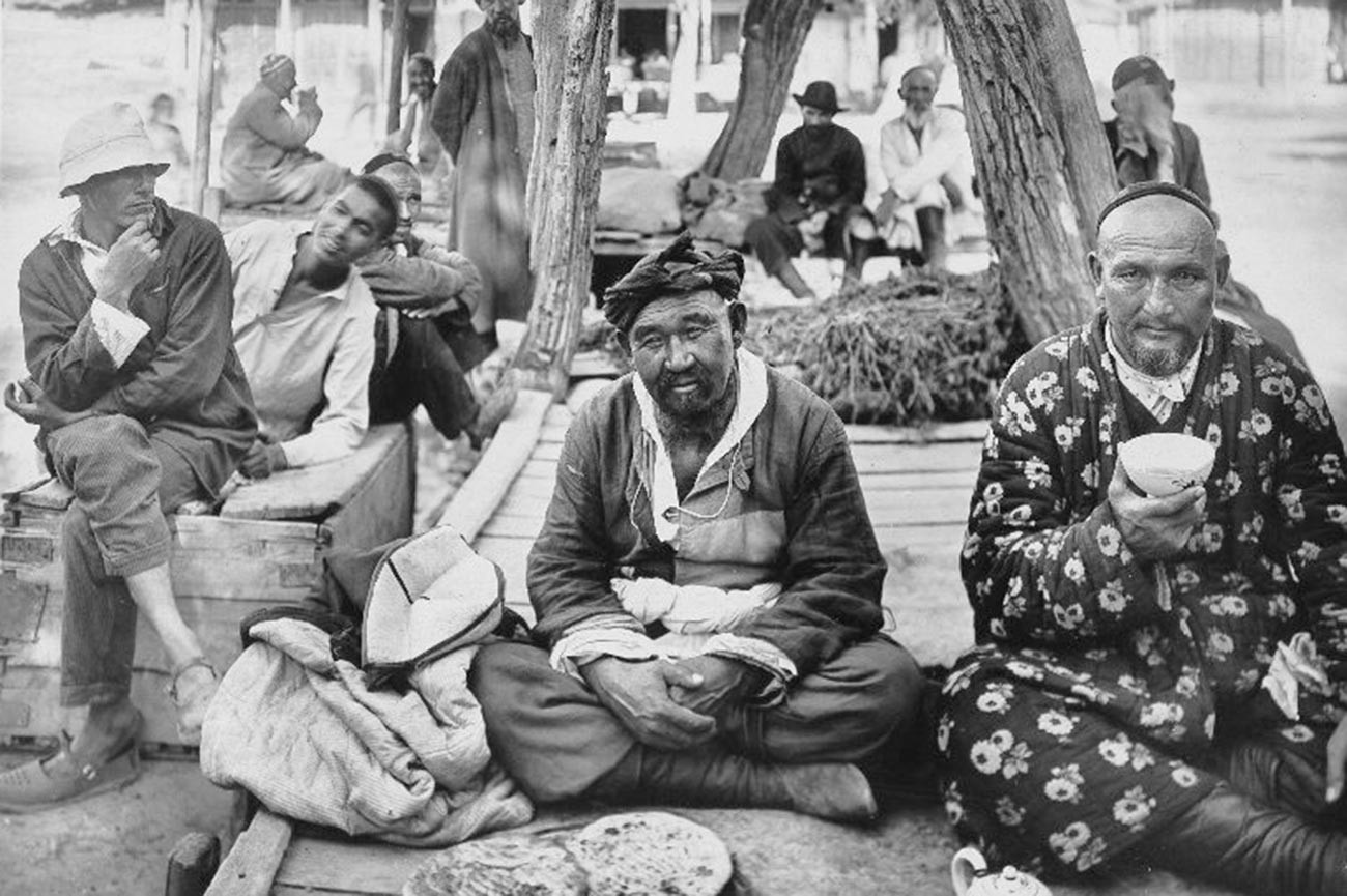 Bebiendo té, RSS de Uzbekistán; década de 1930.