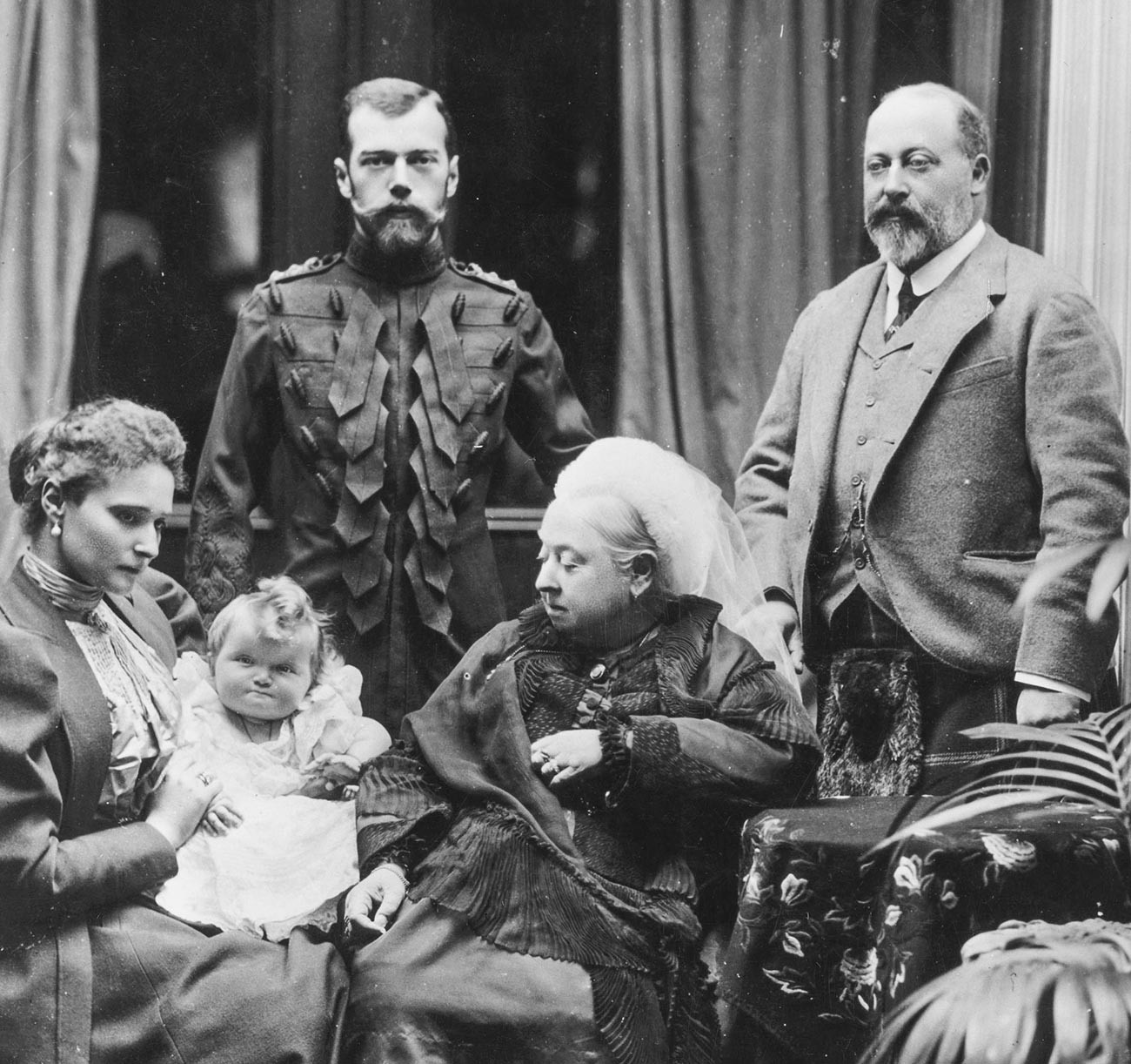 Кралица Виктория и сина ѝ, принц Едуард VII (дясно) с руския император Николай II, съпругата му Александра и новородената им дъщеря Олга