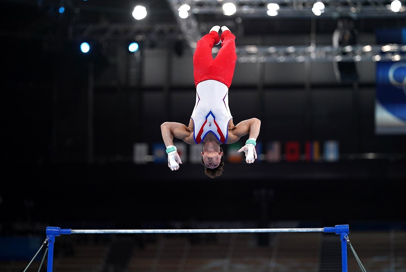 Artur Dalaloyan, do Comitê Olímpico Russo, na barra horizontal durante a final da equipe masculina dos Jogos Olímpicos de Tóquio, em 28 de julho de 2021