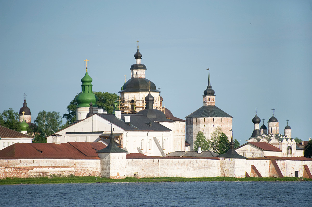 Monastère Saint-Cyrille-Belozersk, vue sud-est depuis le lac de Siversk. La cathédrale de la Dormition, avec son dôme vert, se trouve sur la gauche