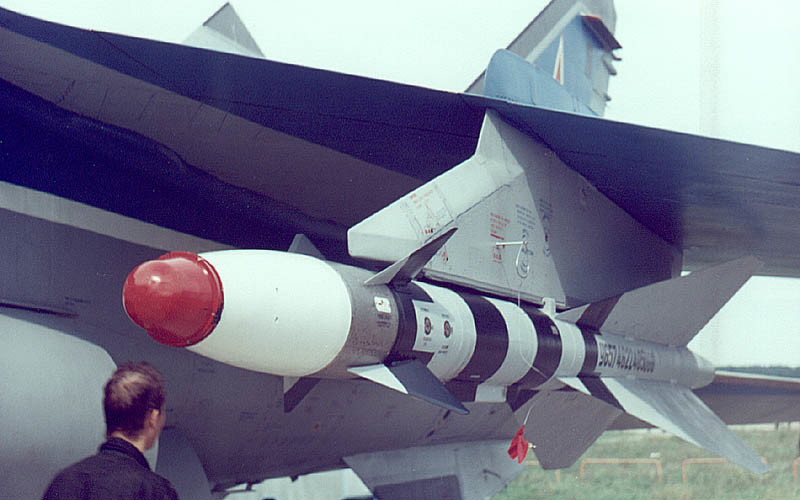 Ejemplar de R-40 colocado bajo el ala de un MiG-31. 1999.