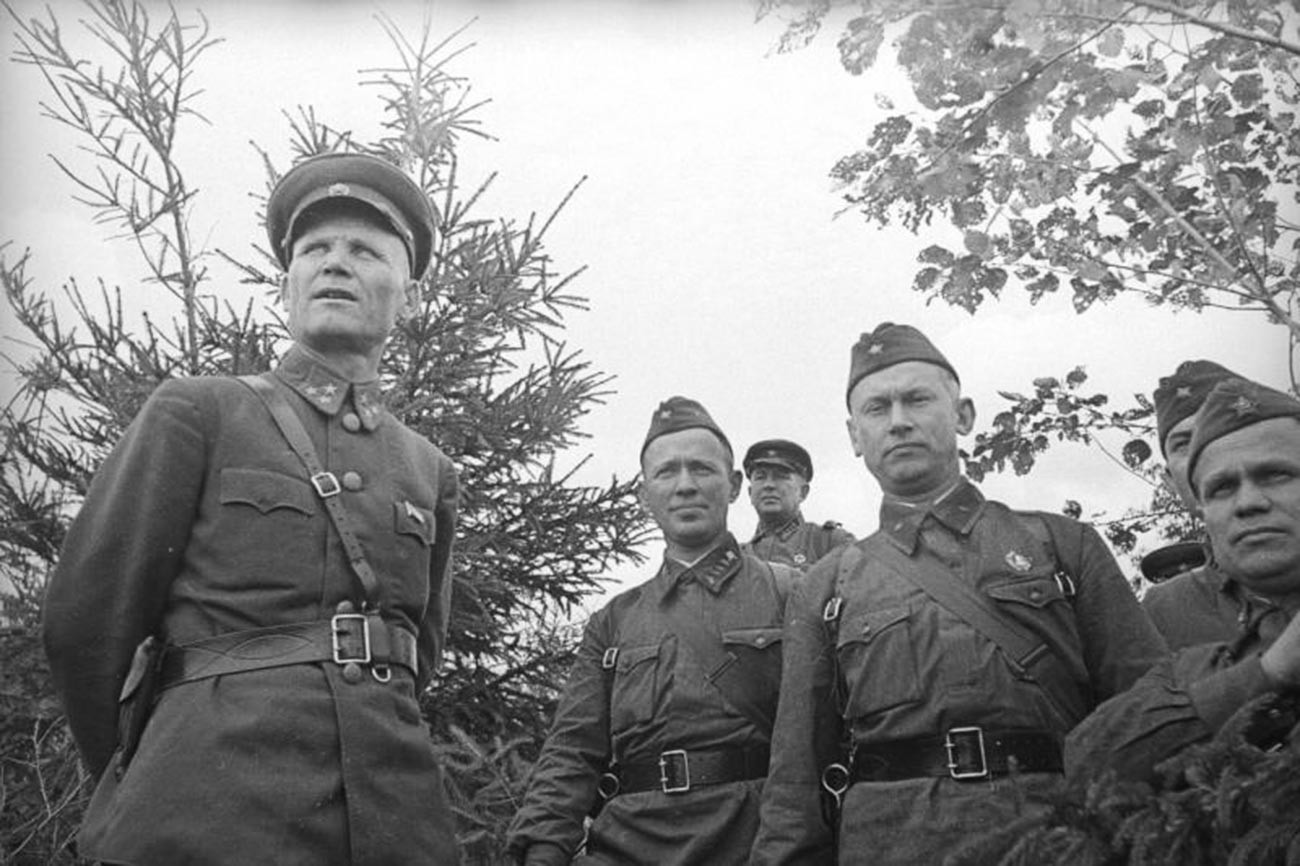 Група писатели: Александър Фадеев и Михаил Шолохов. Отляво – командващият 19-а армия генерал-лейтенант Иван Конев