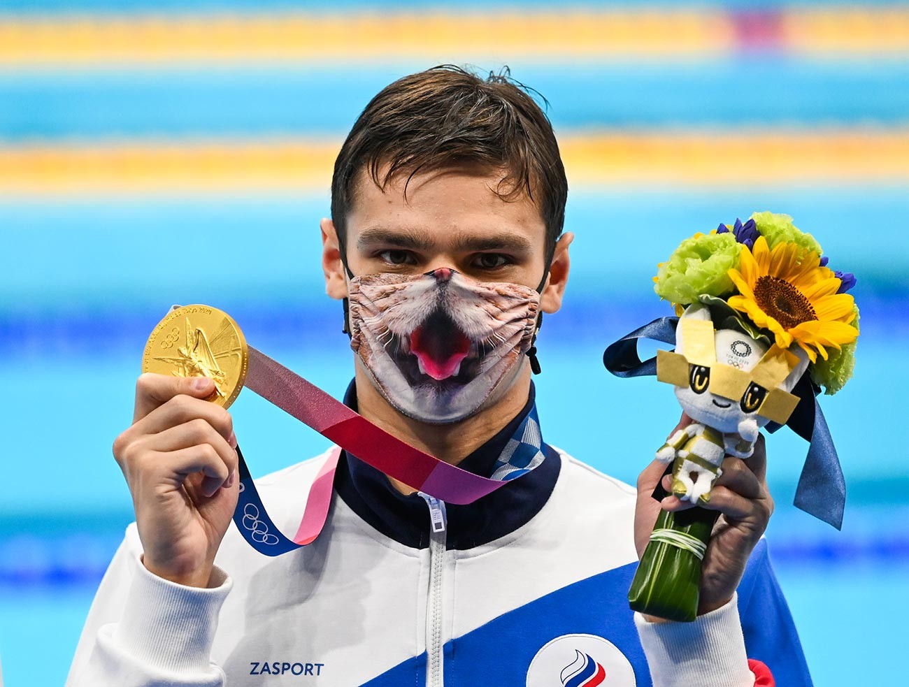 Evgeny Rylov berpose dengan medali emas nomor renang gaya punggung 200 meter putra Olimpiade Tokyo 2020.