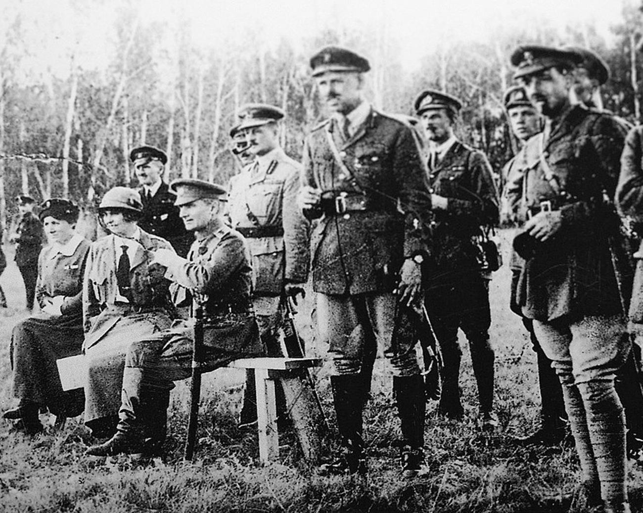 Адмирал А. В. Колчак и А. В. Тимирева (седе), шеф британске мисије генерал А. Нокс и енглески официри на вежбама. Источни фронт.