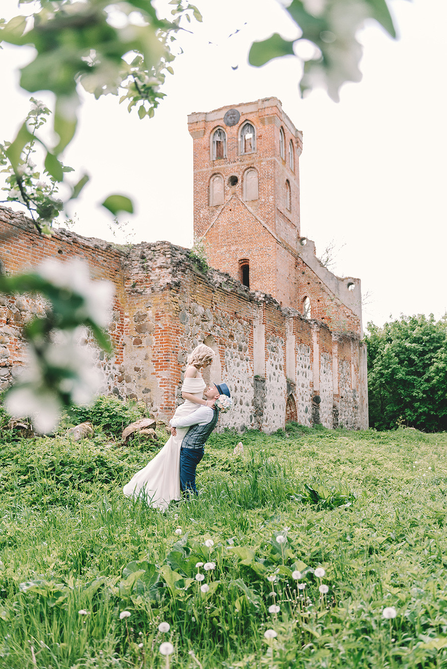 Mariage dans les ruines de l'église Sainte-Barbara à Povounden (Khrabrovo)