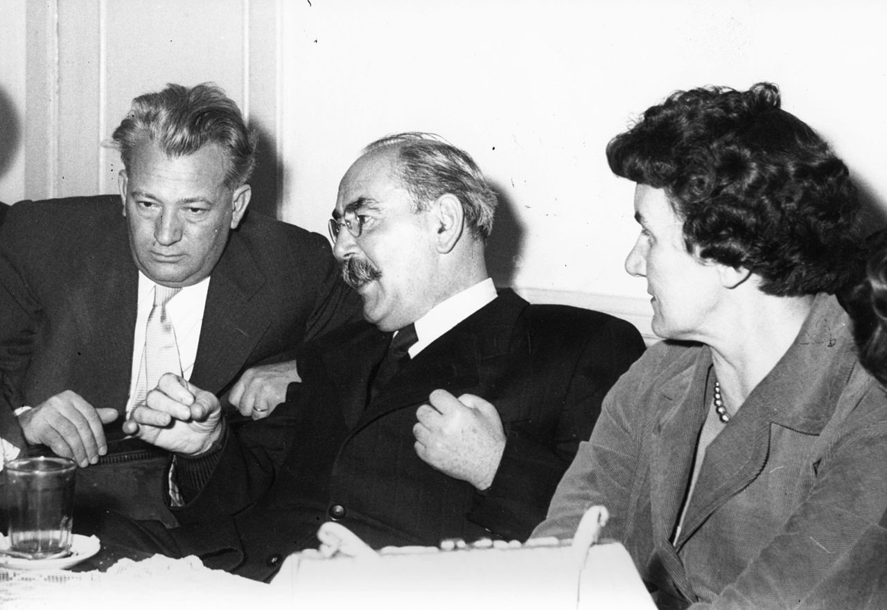 Имре Надь (в центре) в 1956 году.