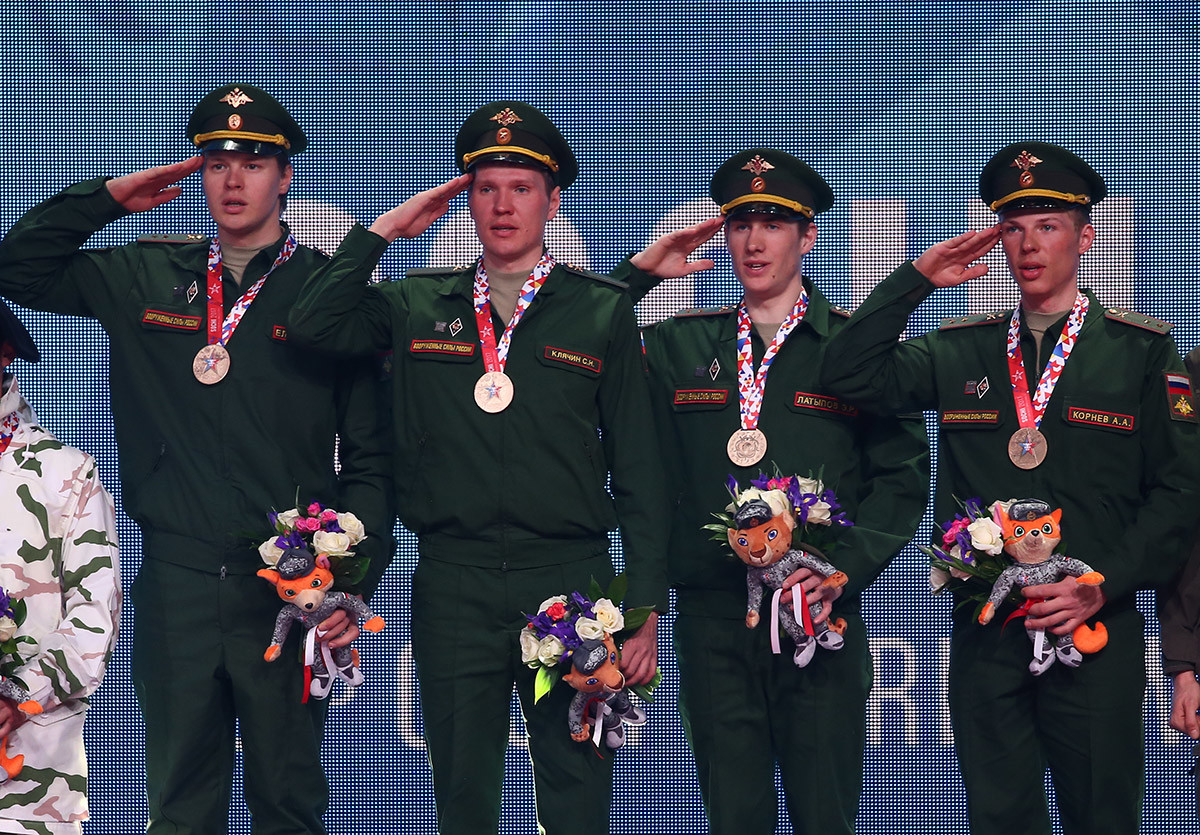 Les biathlètes Matvei Yeliseyev, Sergei Klyachin, Eduard Latypov, et Alexei Kornev (de gauche à droite), champions aux 3e Jeux mondiaux militaires d'hiver, s'étant tenus à Sotchi en 2017